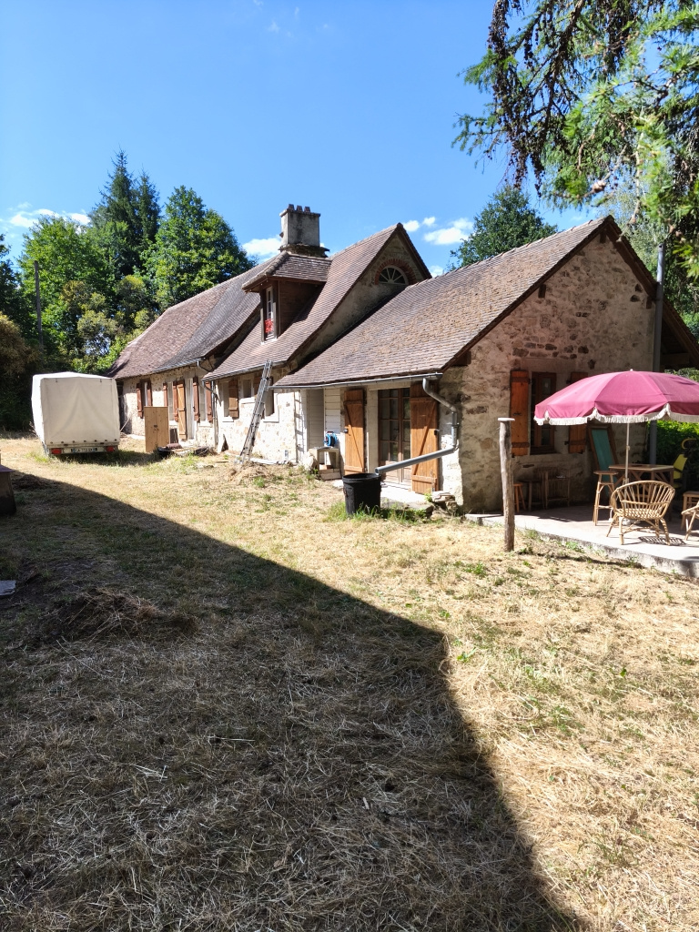 Propriété à terminer de rénover avec 11ha de taillis